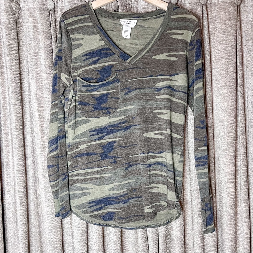 For the Republic Camouflage V-Neck Front Pocket Long Sleeve Top Size Medium